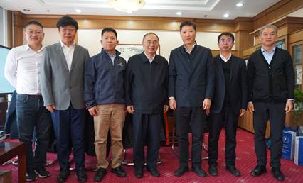 一群人站在一起

描述已自动生成